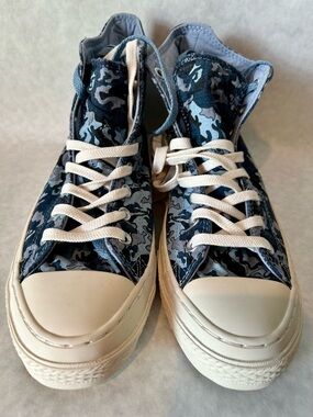 Rare Converse Unisex Camo Tennis Shoes - Size 9 Men’s, 11 Women
13890C